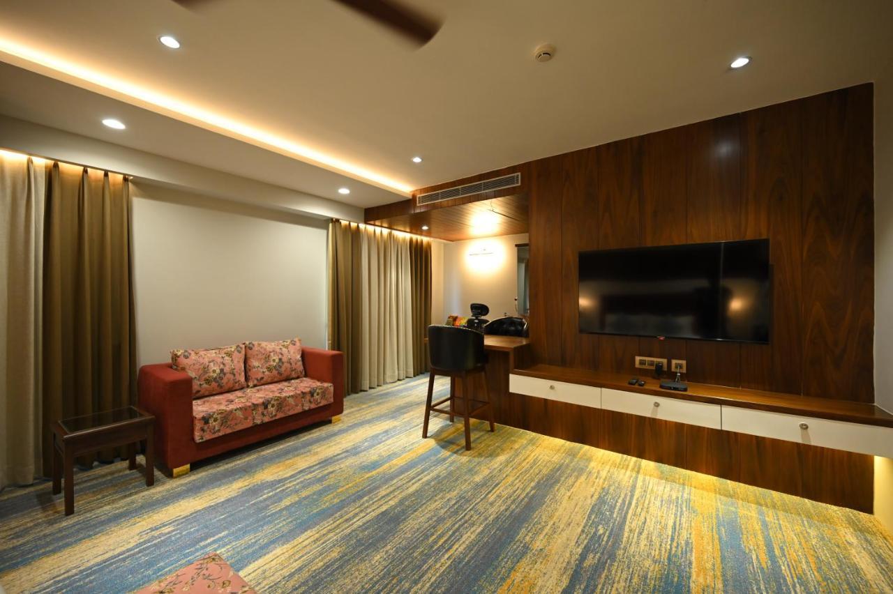 The Royal Class Hotel Гвалиор Экстерьер фото