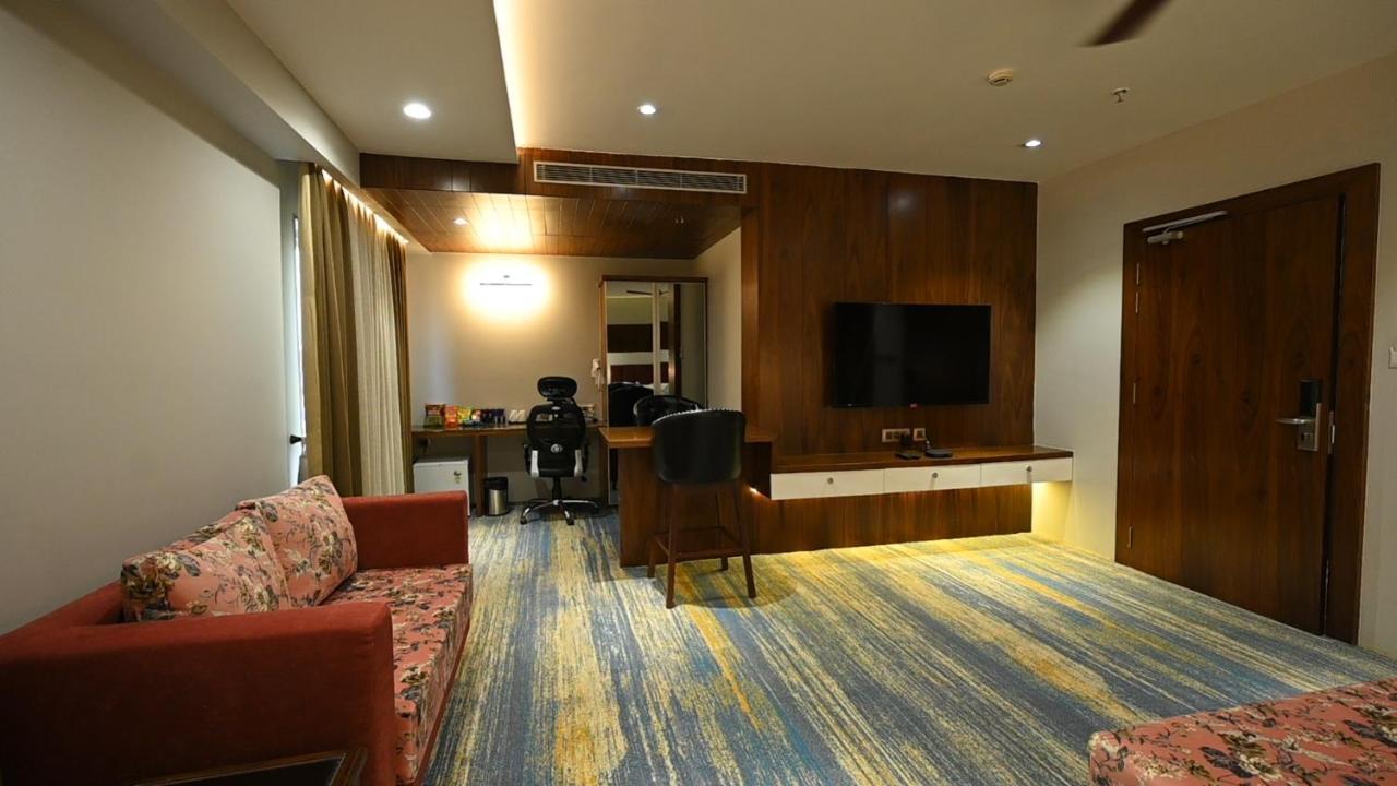 The Royal Class Hotel Гвалиор Экстерьер фото